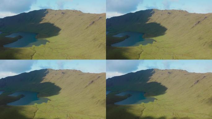 科尔沃火山的伟大破火山口。绿色斜坡和湖泊的全景航拍