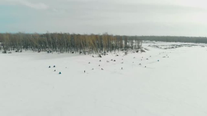 渔民定居在白色冰冻的河面上