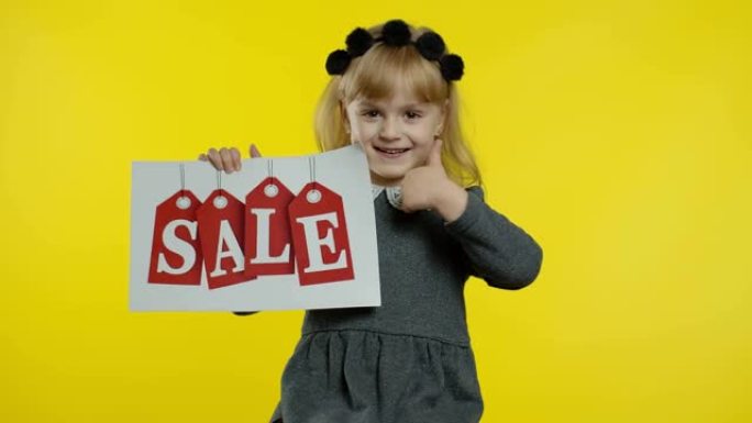 学龄前儿童有很大的折扣。显示销售文字铭文横幅的女童。黑色星期五