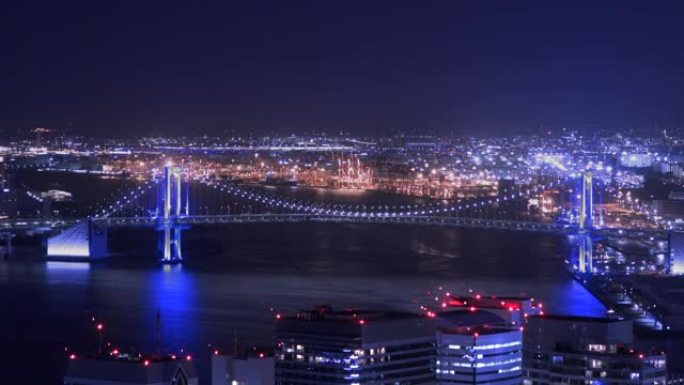 东京湾巨大桥梁和水边建筑的夜景