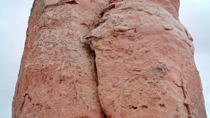 红色砂岩整体岩石中的裂缝