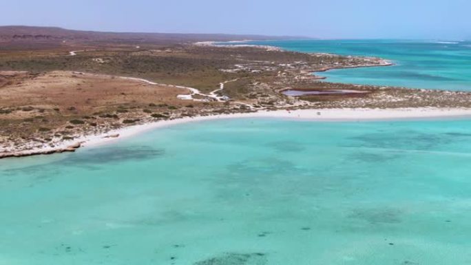 西澳大利亚州埃克斯茅斯附近宁格罗礁的空中沙湾海滩。西澳州旅游、娱乐和露营概念
