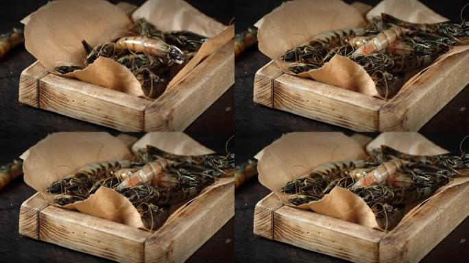 生虾落在木托盘上。