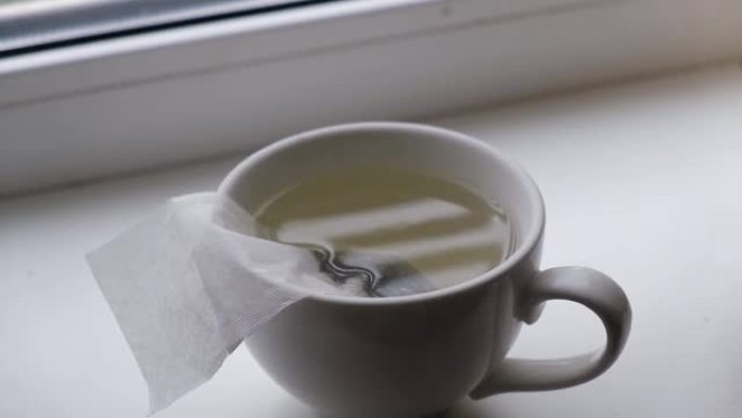 茶袋放在一杯开水里。蒸汽来了。泡茶。