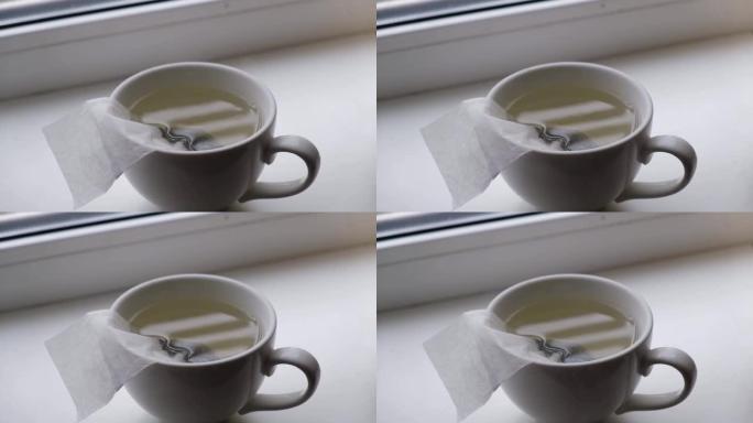 茶袋放在一杯开水里。蒸汽来了。泡茶。
