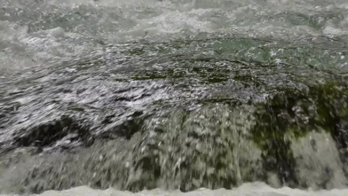 十和田oiraase湖的猛烈水流