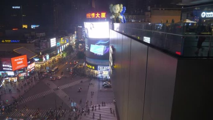 夜间长沙市市中心著名购物中心屋顶雕塑交通街人行横道全景4k中国