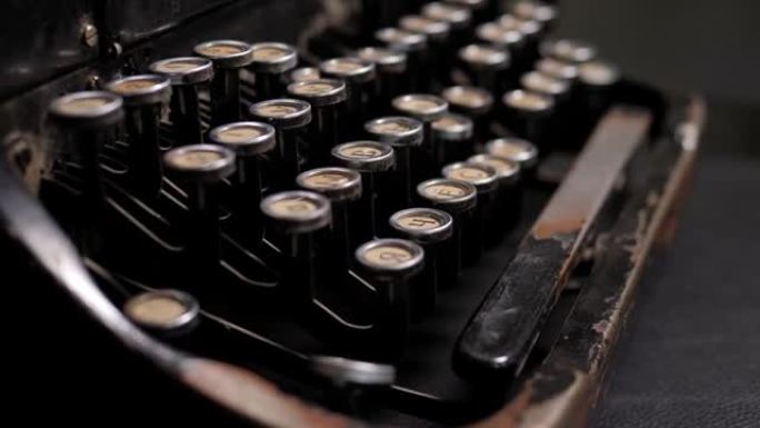 木制桌子上带有旧生锈按钮的复古打字机的特写镜头。