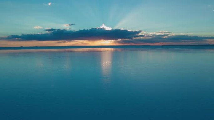 盐湖上的日落云层金光太阳光芒