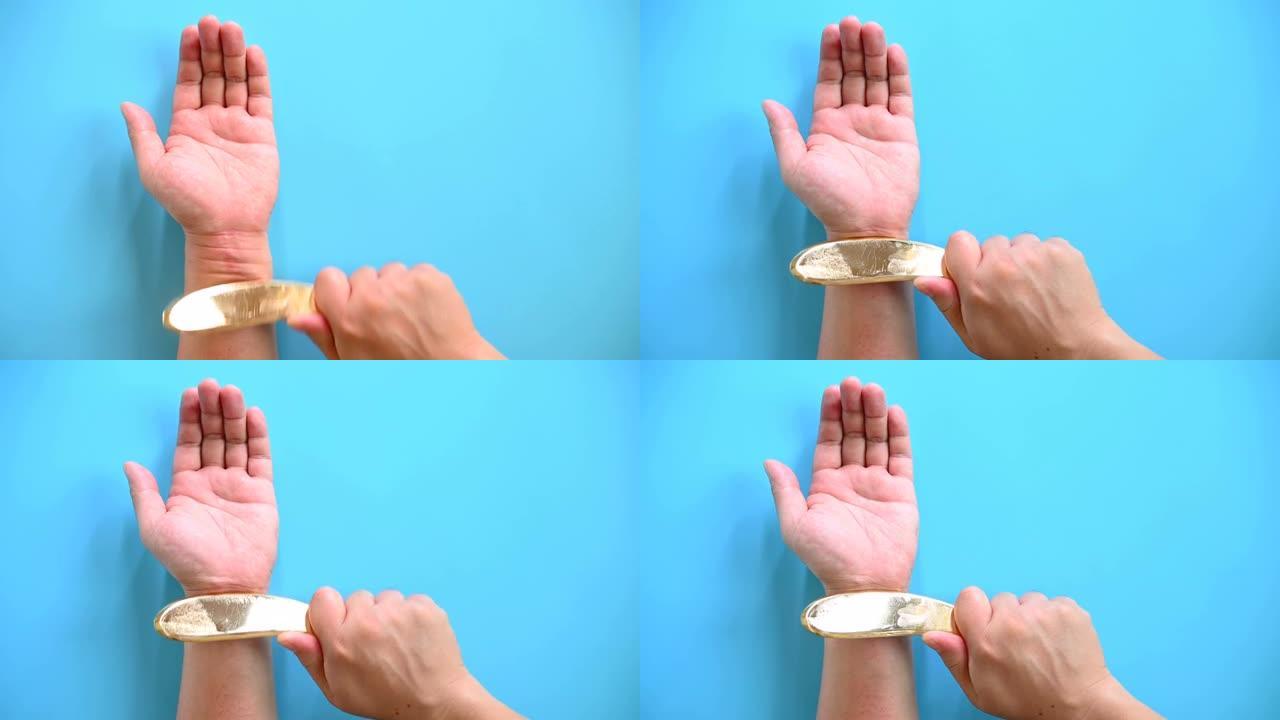 男子用铜刮擦器刮擦手臂，这是一种传统的中医疗法
