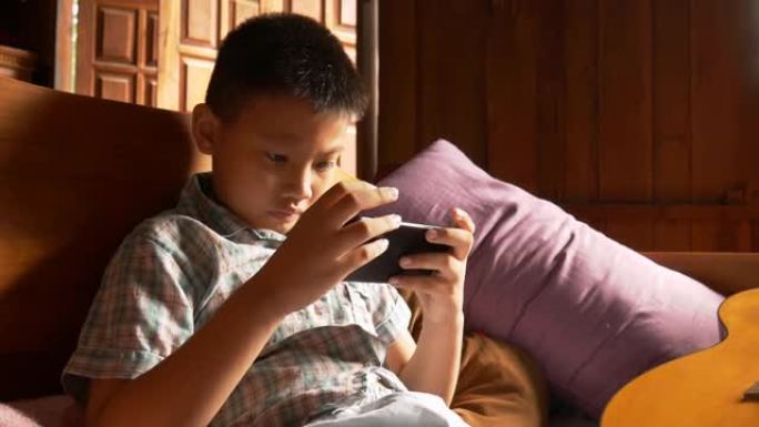男生用手机玩网络游戏