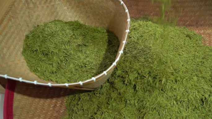 放在扁平圆形竹篮里的绿茶。