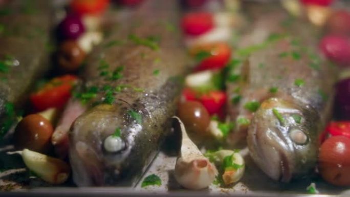 新鲜鱼粉FHD视频。辛辣香草和蔬菜健康食品香料。