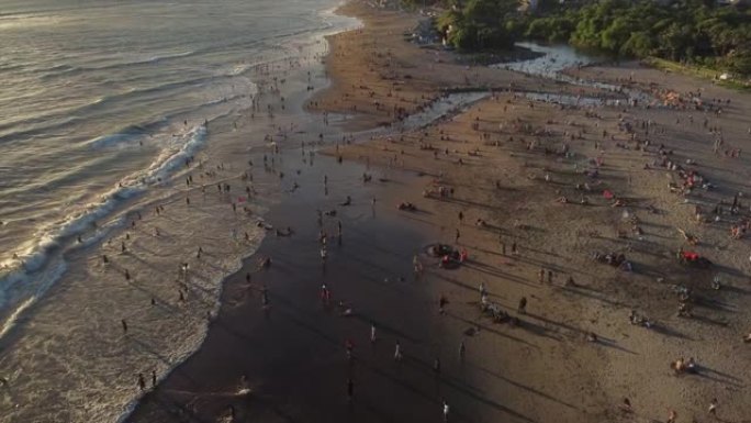 海洋和海滩总是吸引很多人。空中夏季场景