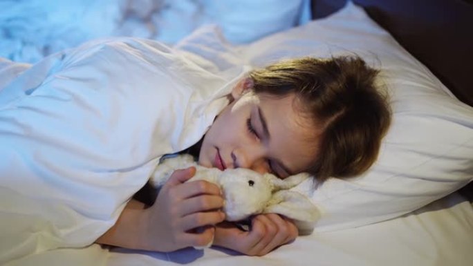 漂亮的十几岁的女孩用毛绒玩具小睡，睡个好觉