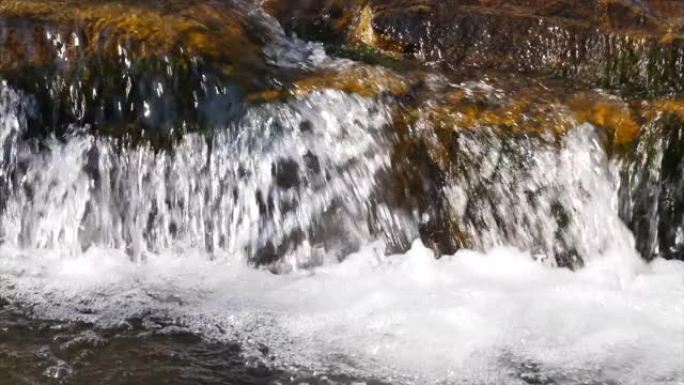 晴天山上的水流声