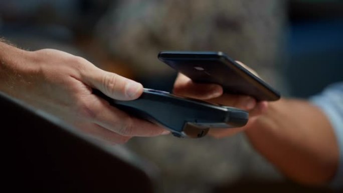 商人用NFC技术通过pos终端用手机支付