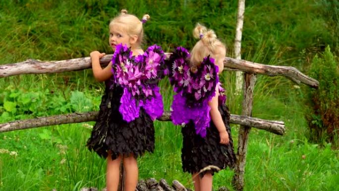 紫色蝴蝶翅膀的漂亮女孩站在户外桥上