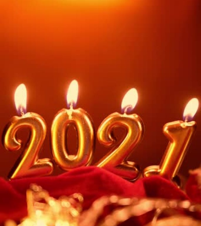 新2021年庆祝快乐。在节日圣诞节背景上2021数字形式的金色燃烧蜡烛。垂直视频