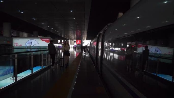 南京市日间火车站拥挤站台慢动作步行全景4k中国