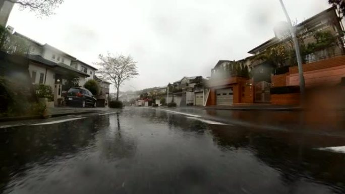 雨天/住宅区驾驶汽车