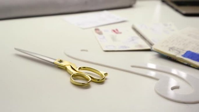 设计师桌子上的裁缝剪刀。制造东西