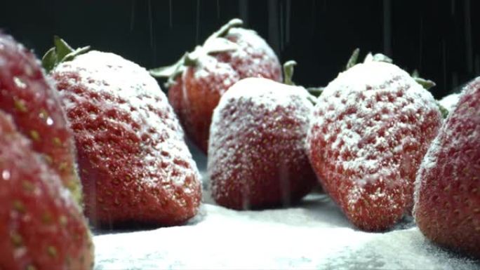 将糖粉撒在草莓上。糖粉草莓。