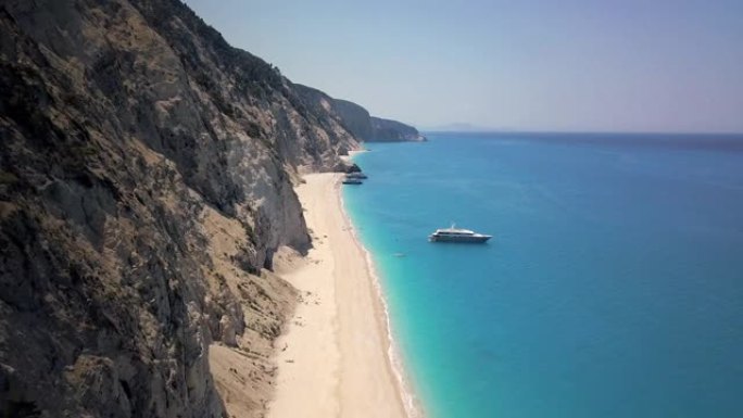 Lefkada岛和周围悬崖的Egremni海滩的无人机视图