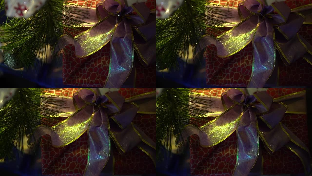 百货公司的圣诞装饰品。注意紫色蝴蝶结。从左向右倾斜射击。