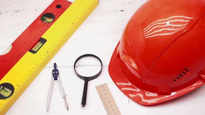 安全帽、施工水平和纸质工程图纸