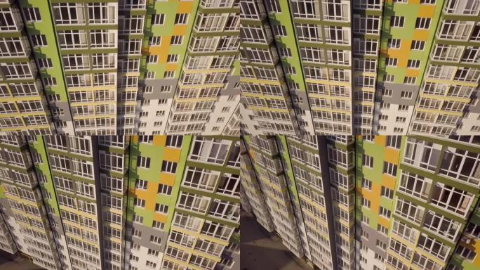 一栋高楼公寓楼的航拍画面，带有许多窗户和阳台。