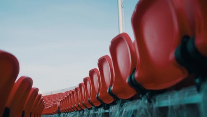 大型体育场的红色椅子看台。