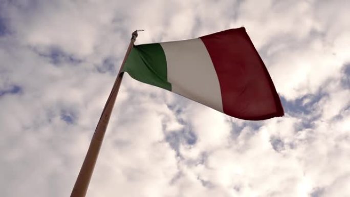 绚丽多彩的意大利国旗在旗杆上迎风飘扬