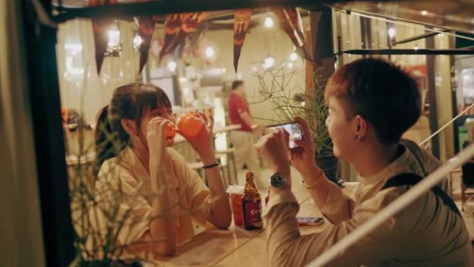 年轻夫妇带着万圣节活动在咖啡馆旅行-股票视频