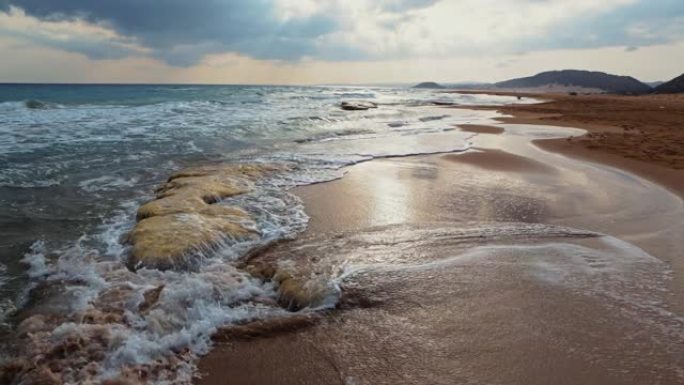 海滩和日落海水冲击沙滩泡沫浪花泡沫