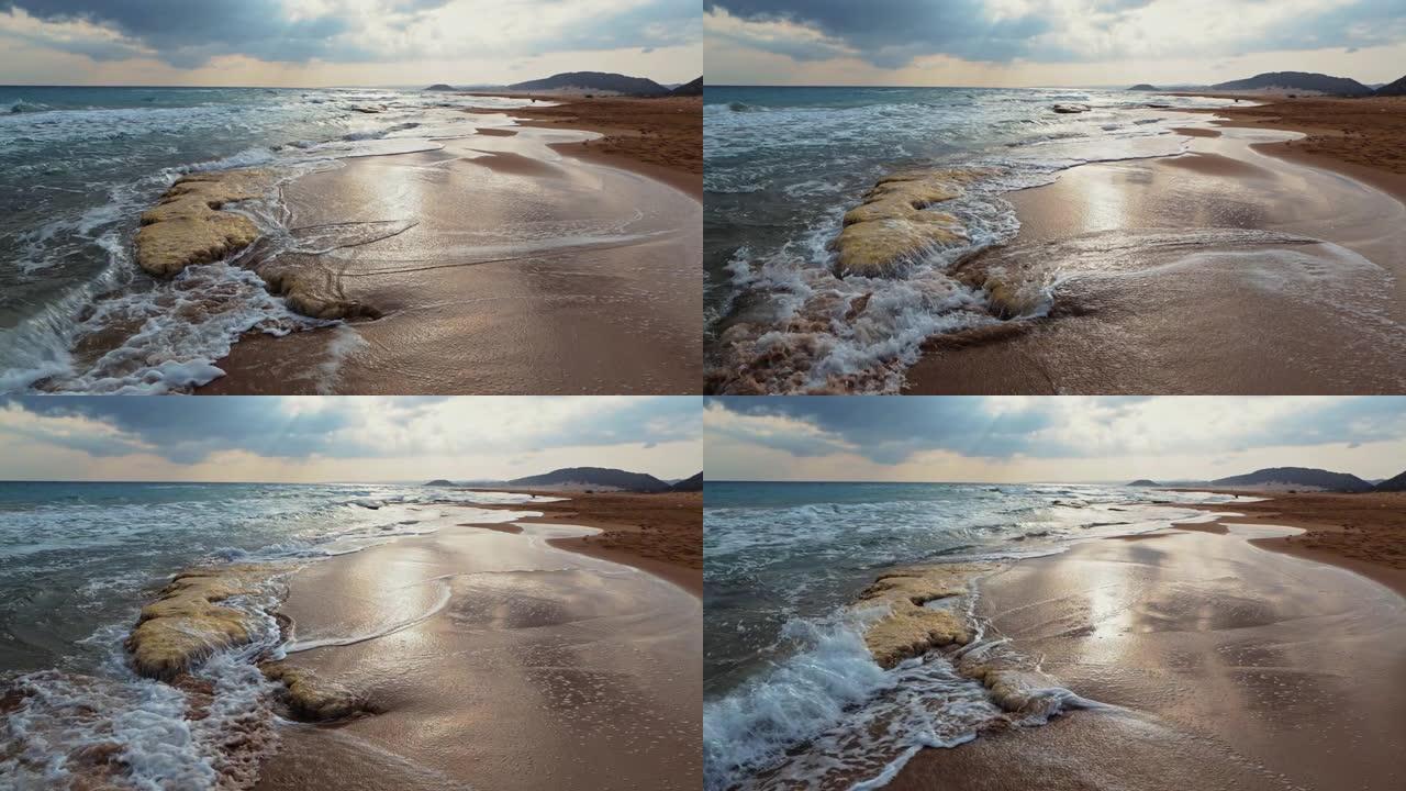 海滩和日落海水冲击沙滩泡沫浪花泡沫
