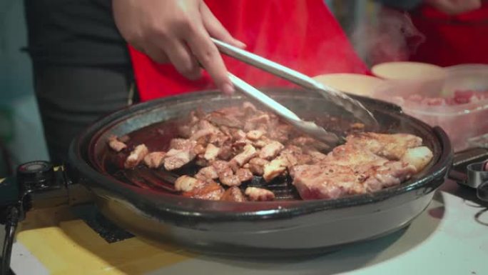 夜市电锅烤或烧烤猪肉片。泰国著名美食街烧烤食品。泰国的街头美食。