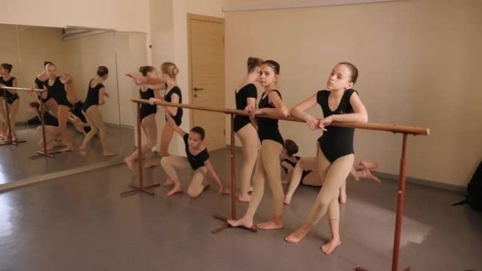 训练后，芭蕾舞演员在芭蕾舞团附近的芭蕾舞工作室放松身心。