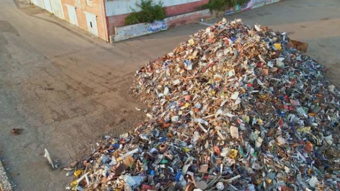 大量的金属垃圾准备运往回收。4k航拍镜头。