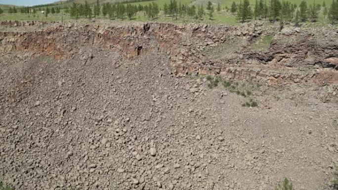 破碎和破碎的岩石从峡谷斜坡脊溢出到谷底