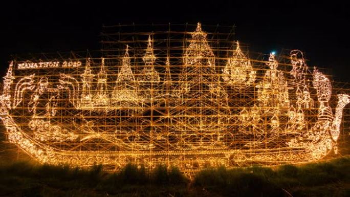 夜间漂浮在湄公河的传统消防船，设计了泰国国王帕塔 (Phrathat Phanom) 塔的照明灯，消
