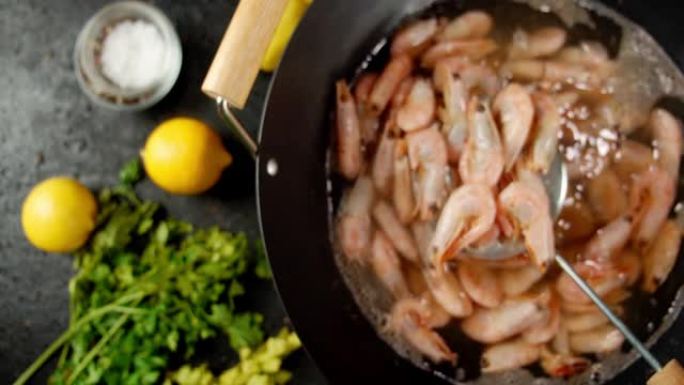 香煮虾滚出沸水。