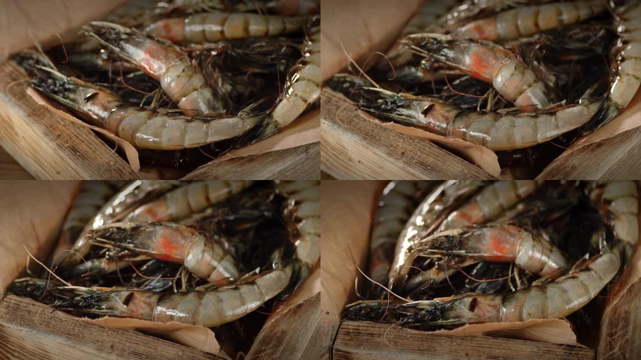 生虾在木托盘上，用纸旋转。