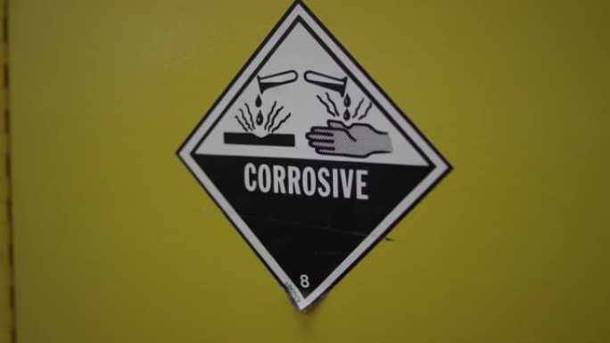 实验室供应壁橱门上的腐蚀性化学警告标志