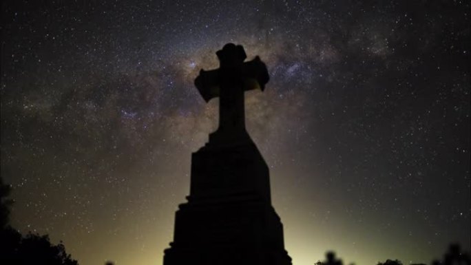 带有银河系夜间时间流逝的墓地墓碑
