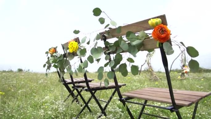 婚礼场地，用鲜花和桉树叶子装饰的椅子