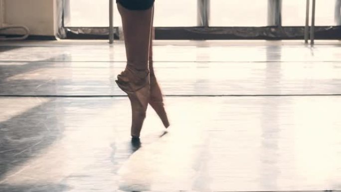 芭蕾舞女演员在舞厅tip脚排练