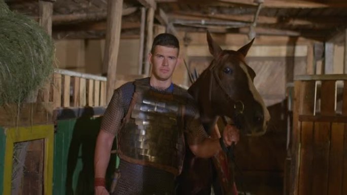 肖像，一名身穿锁子甲的俄国士兵用盾牌和长矛牵着马。准备战斗时，马被从马厩里牵出来。4 k, ProR
