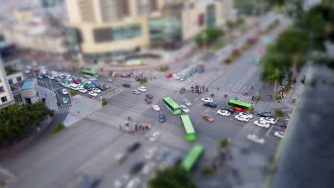 中国繁忙的十字路口高角度视图，有双左转车道。