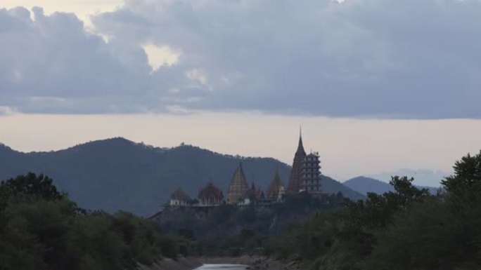 白天到晚上的时间流逝，悬崖边缘的Wat tham sua或tiger cave temple; 放大